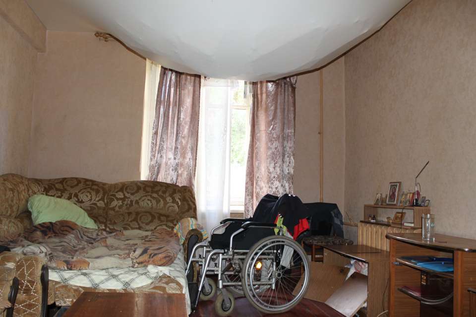 В воронежском аварийном доме обвалился потолок в квартире инвалида