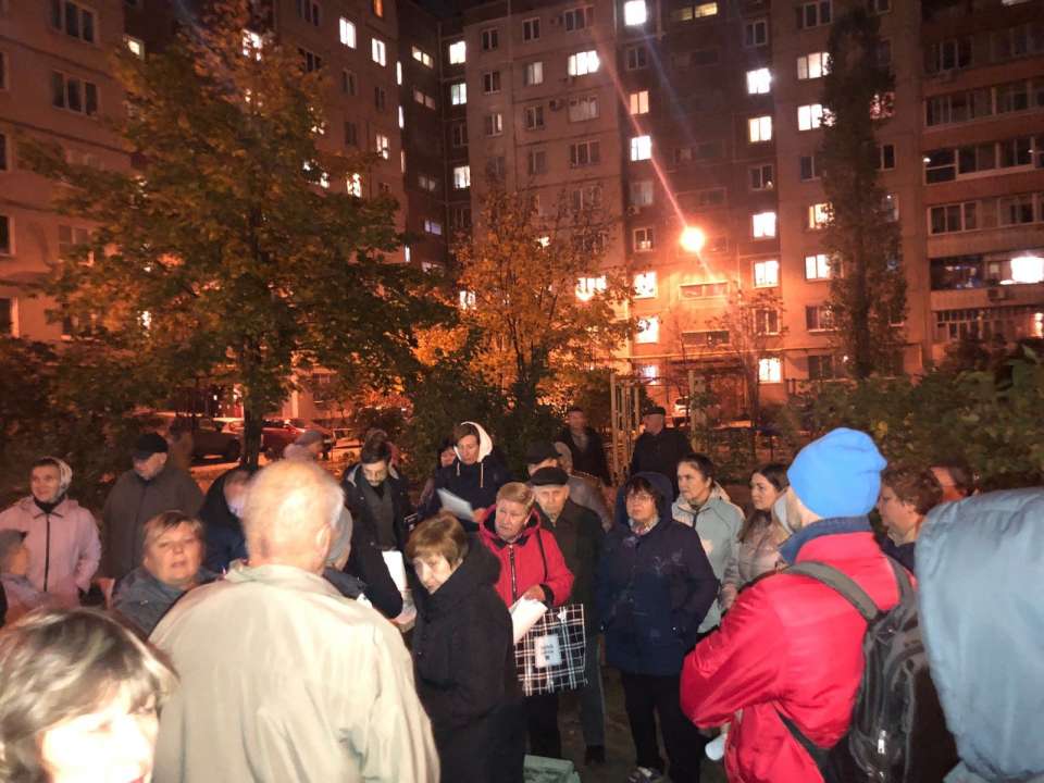 Жителей Воронежа на Путиловской решили «задобрить» детской площадкой