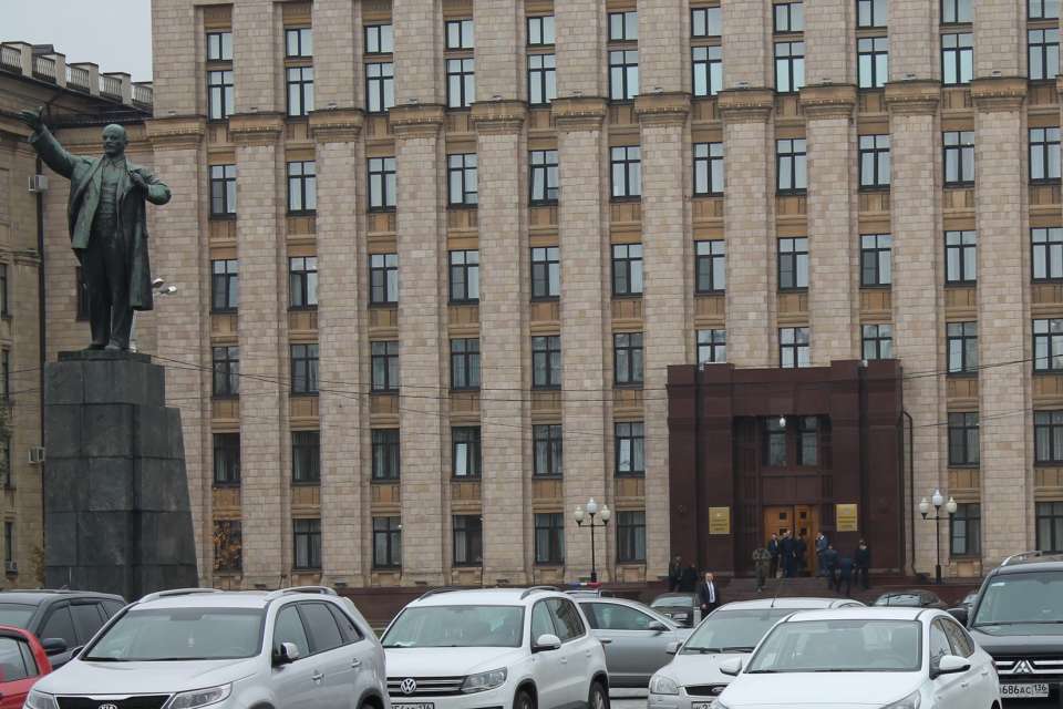 У здания правительства на площади Ленина запретят парковку личных авто чиновников