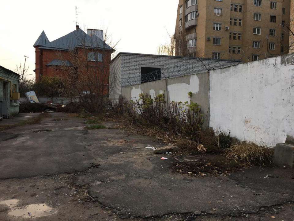 В центре Воронежа элитный дом обнесли стеной и колючей проволокой