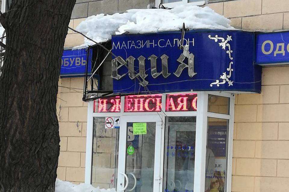 В Воронеже во время чистки кровли снова повредили «выдающуюся» вывеску магазина 