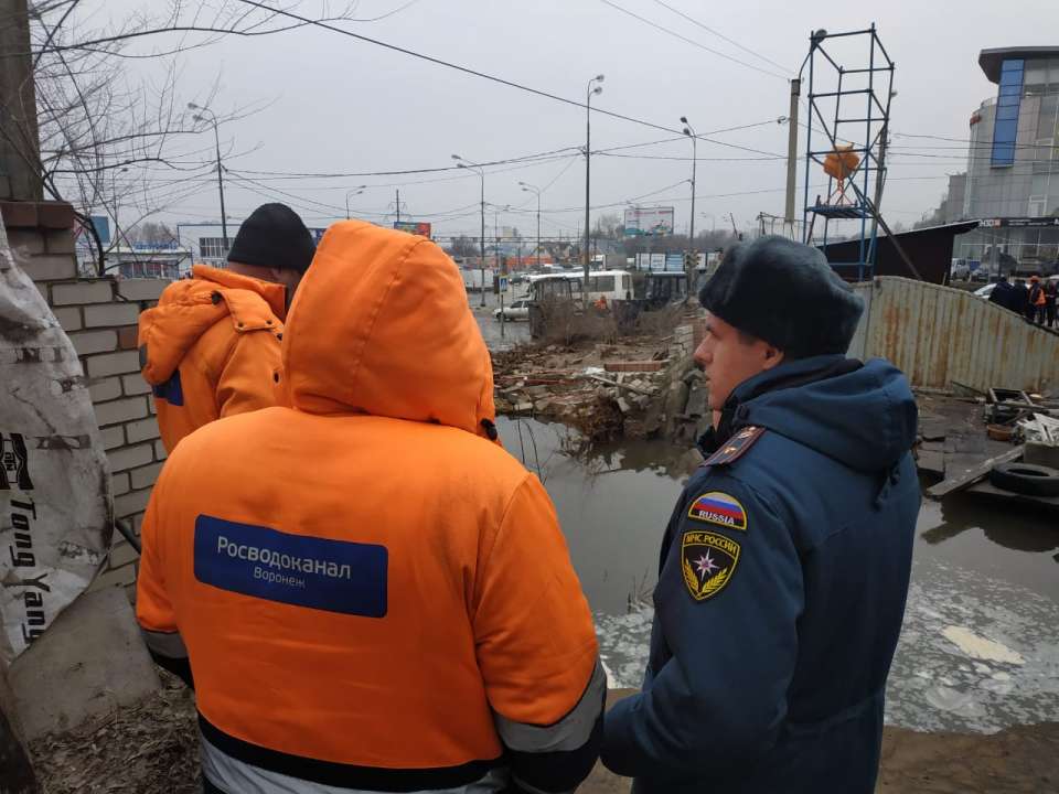 В Воронеже коммунальная авария привела к потопу на окружной дороге