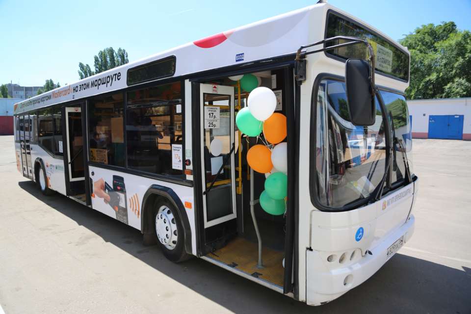 В Воронеже систему безналичной оплаты ввели во всех муниципальных автобусах
