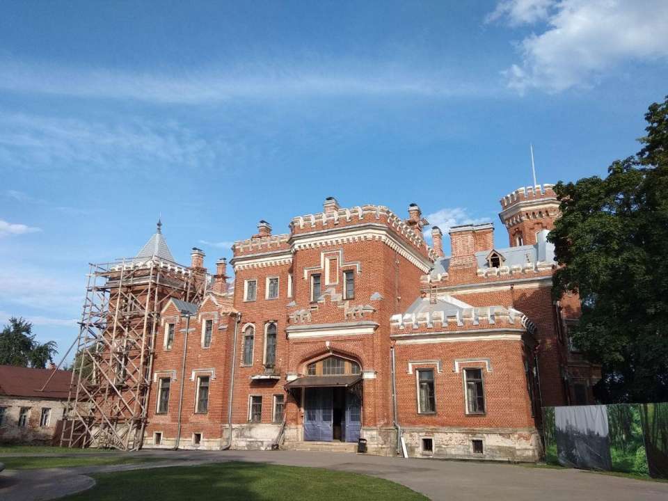 Фасад и лестницы во дворце Ольденбургских под Воронежем отреставрирует «Степс» 