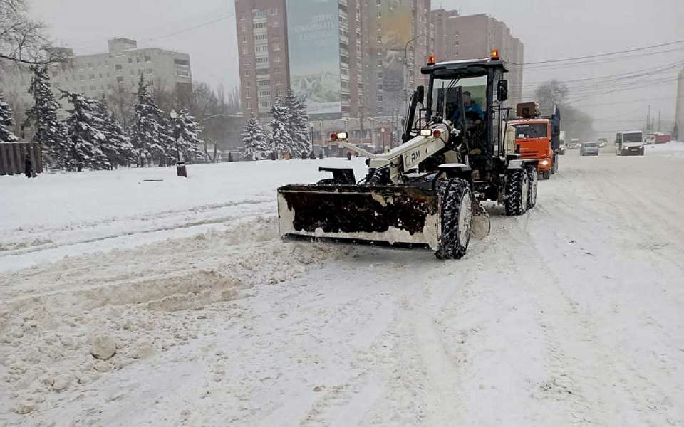 Бороться со снегом в Воронеже привлекли технику от Военно-воздушной академии