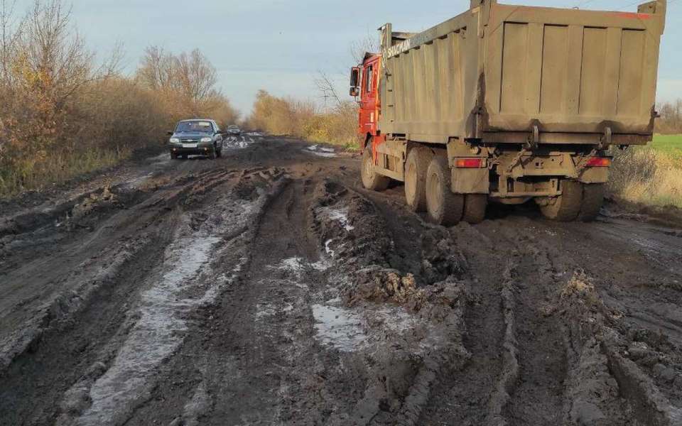 Дорога в село Панинского района утонула в грязи