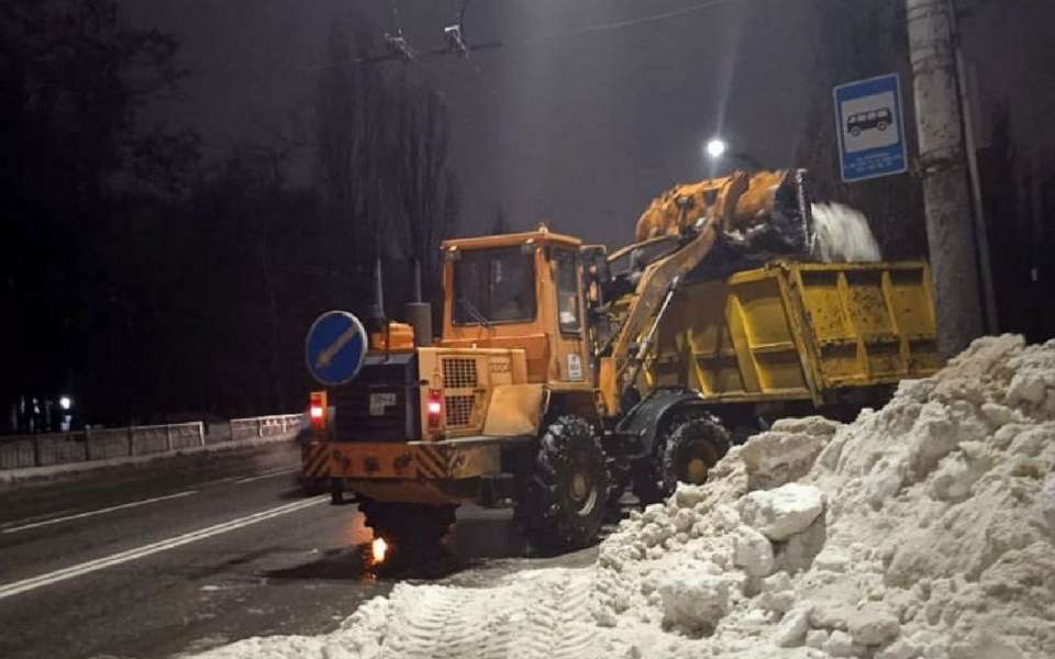 В Воронеже за ночь вывезли 8,5 тыс. куб снега 