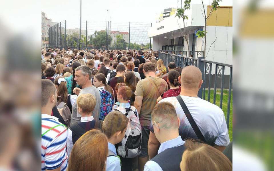 Опубликовано видео массивной давки на входе в новую школу в Воронеже