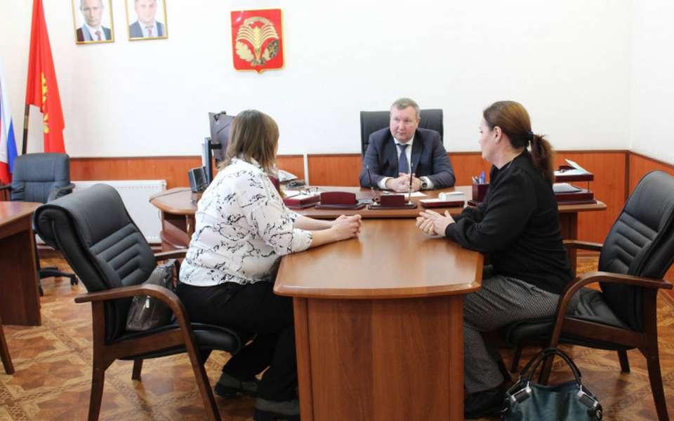 Жители поселка Грибановский будут получать ответы от местной администрации за пять дней