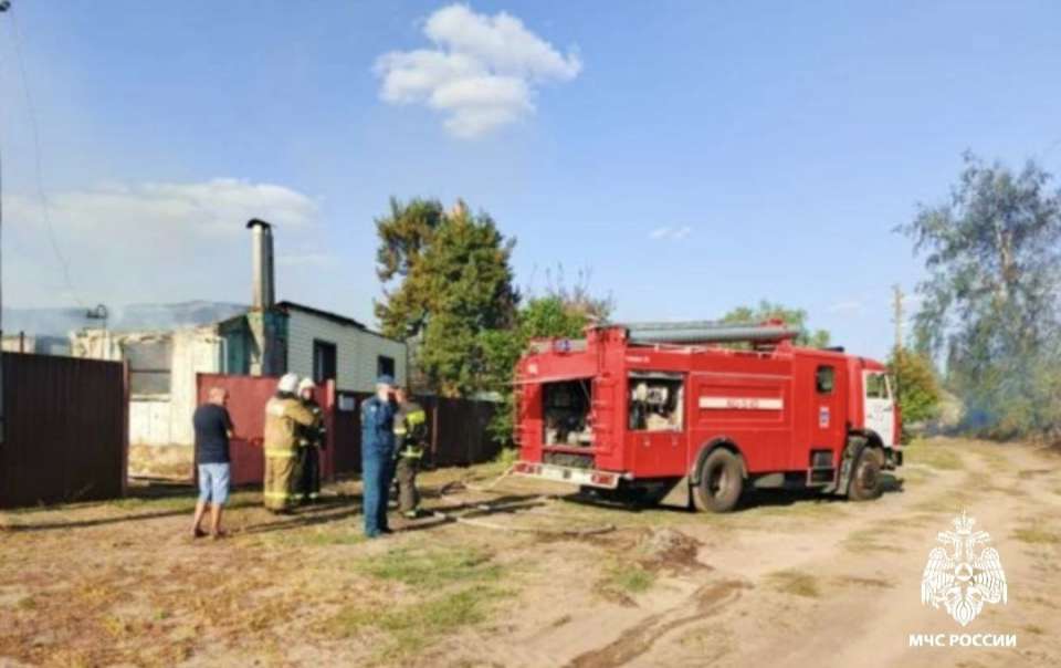 5 жилых домов пострадали при пожаре в Богучарском районе Воронежской области 