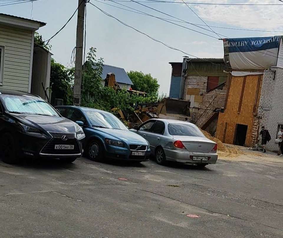 В полиции прокомментировали прорыв тракторов на стройплощадку через чужой забор в Воронеже 