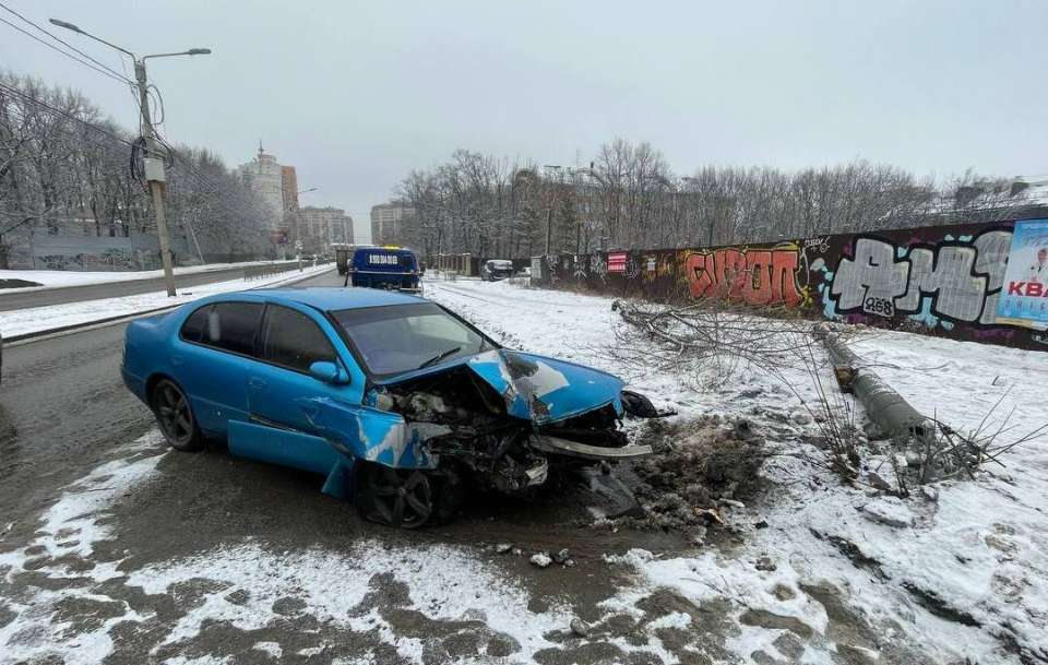 20-летняя девушка снесла столб на «Марке»