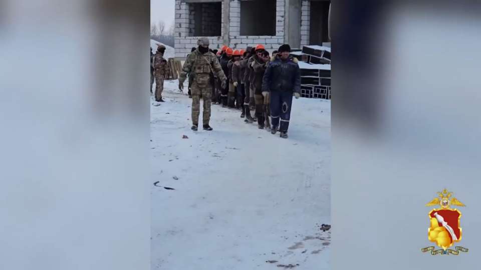 14 нелегальных мигрантов задержали на стройках в Воронеже 14 нелегальных мигрантов задержали на стройках в Воронеже