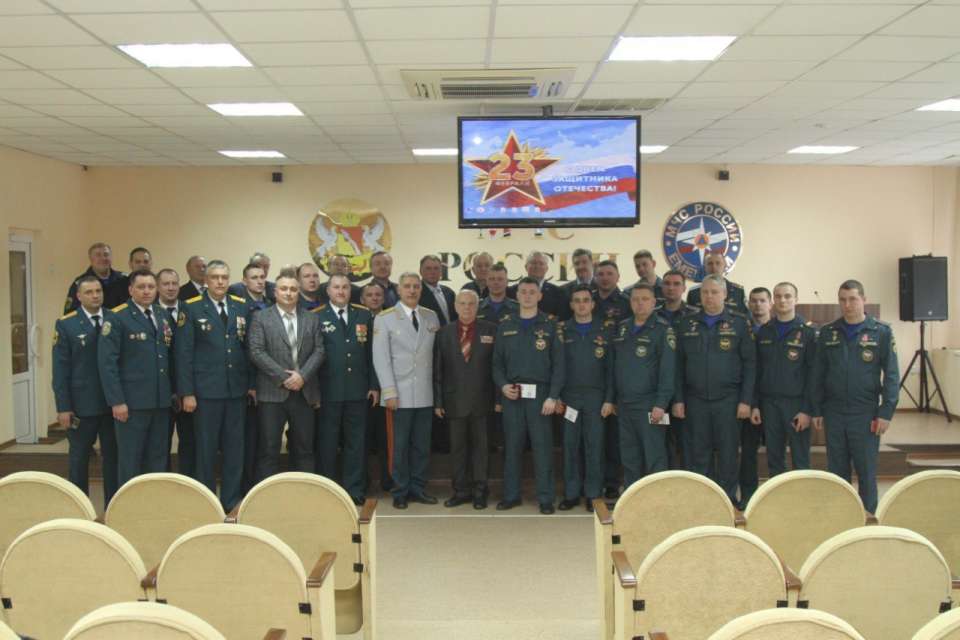 Тушивших пожары после атак БПЛА спасателей наградили в Воронеже Тушивших пожары после атак БПЛА спасателей наградили в Воронеже