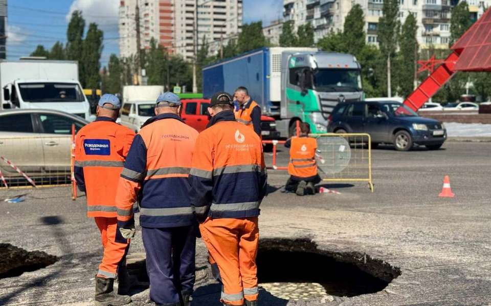 Коммунальную аварию у Памятника Славы оперативно устраняют