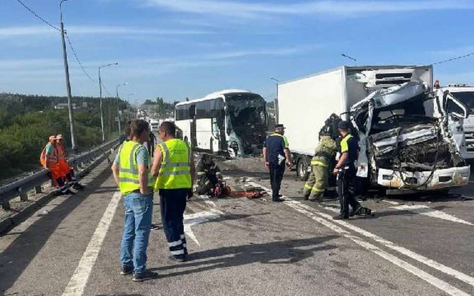 В ДТП с автобусом и 2 грузовиками под Воронежем пострадали 14 человек