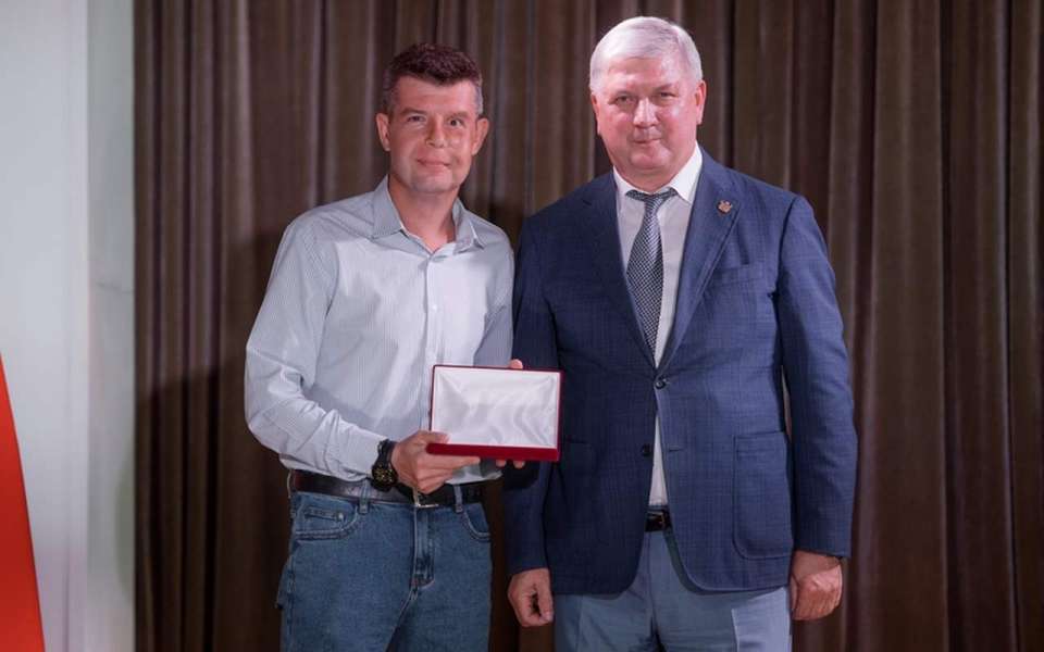 Губернатор Александр Гусев вручил государственные награды в воронежской усадьбе