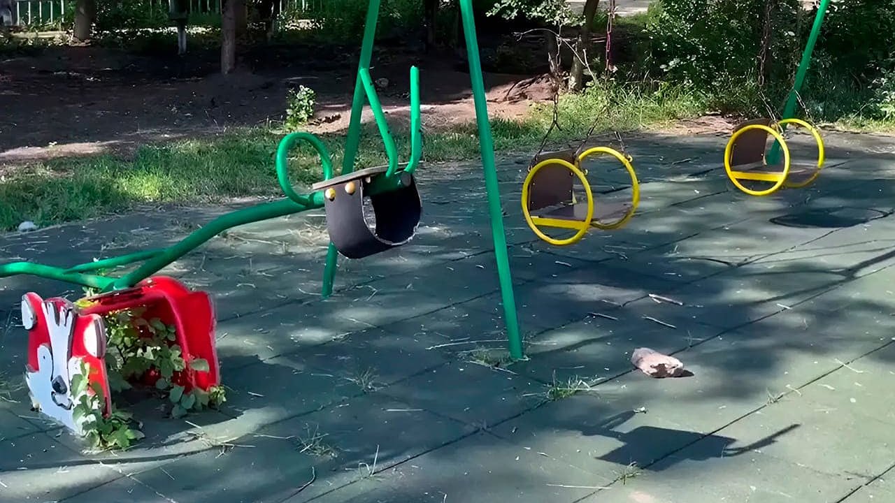 Главная картинка новости: Дырявый спортинвентарь и штырь вместо карусели встретили общественников в воронежском райцентре