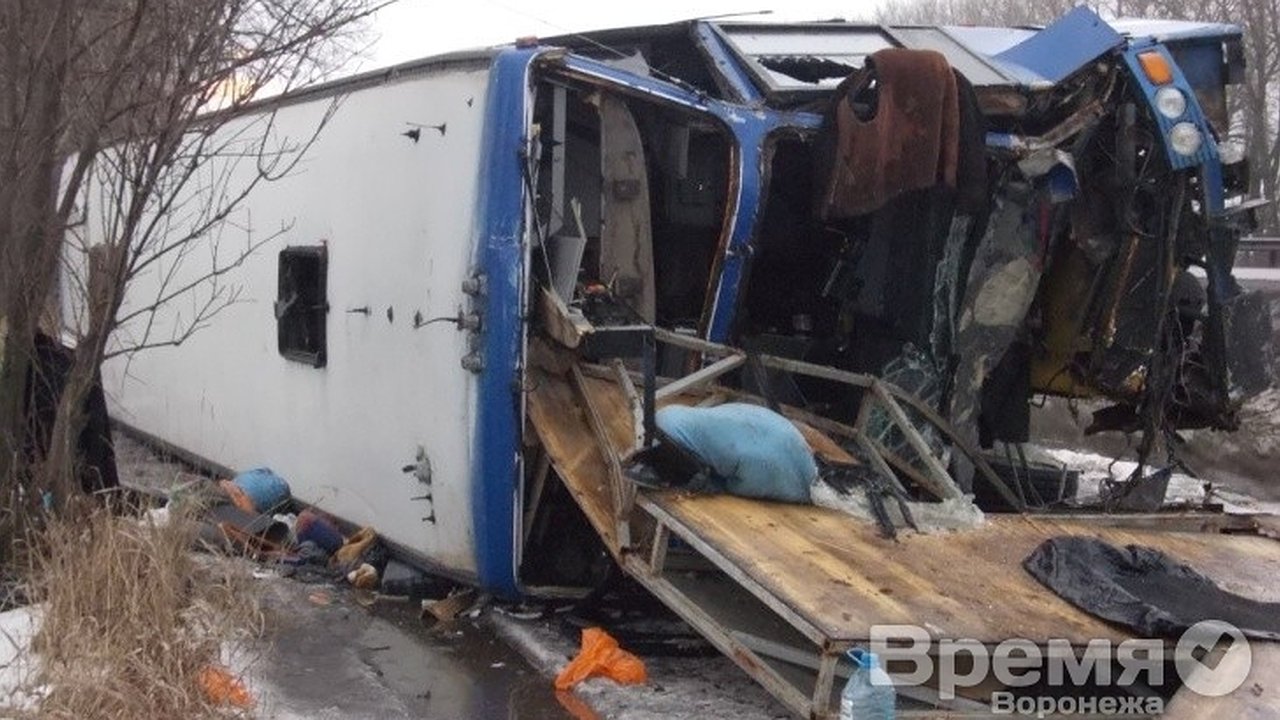 Главная картинка новости: В аварии с участием автобуса в Воронежской области пострадали три человека