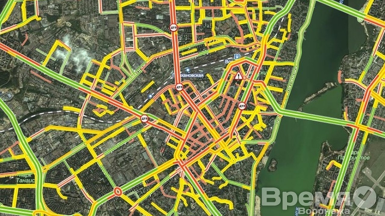 Главная картинка новости: Центр Воронежа стал в пробку после нескольких аварий