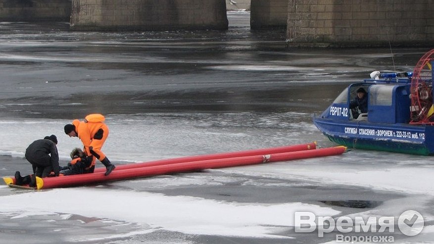 Главная картинка новости: В Воронеже молодой человек решил перейти водохранилище, но провалился под лёд