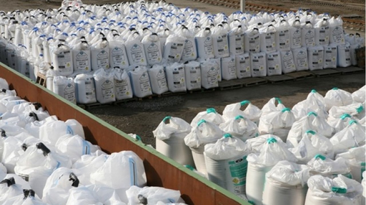 Главная картинка новости: В Кантемировском районе 260 тонн взрывоопасных химикатов хранились кое-как