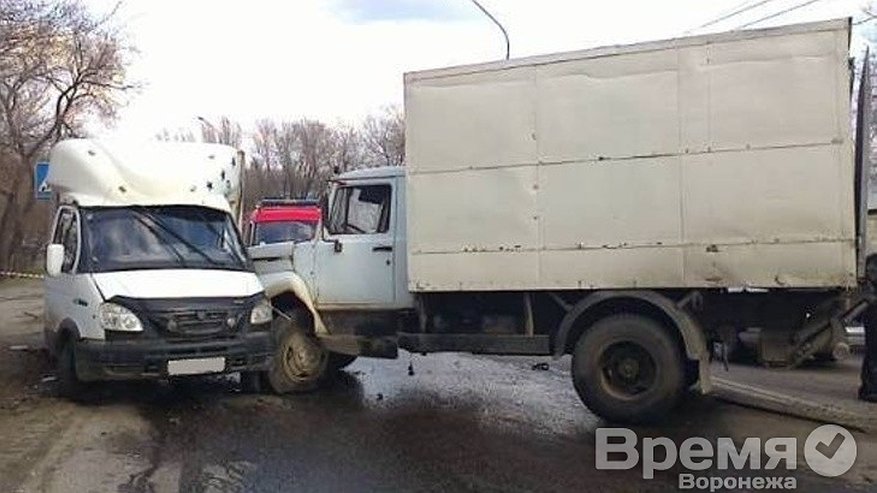 Главная картинка новости: В Воронеже столкнулись сразу шесть автомобилей
