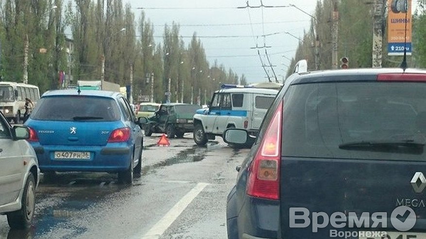 Главная картинка новости: В Воронеже полицейский УАЗ не поделил дорогу с легковушкой