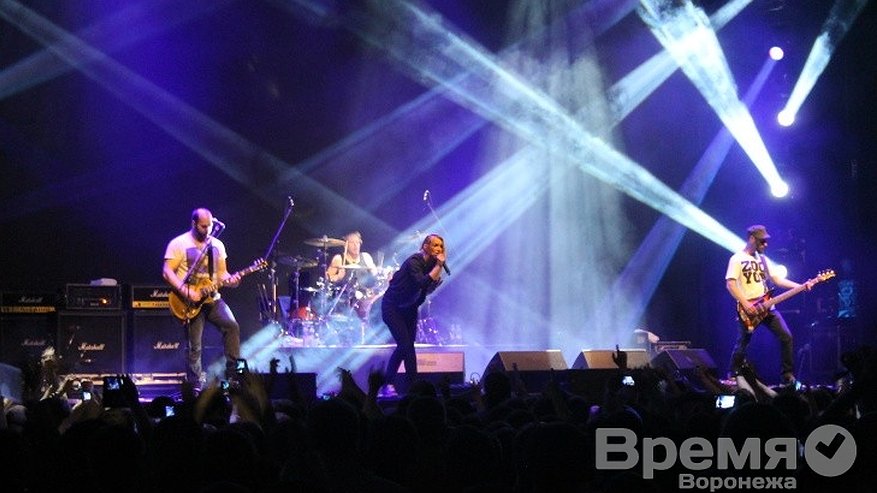Главная картинка новости: На концерте Guano Apes воронежцы подарили музыкантам их нарисованные портреты