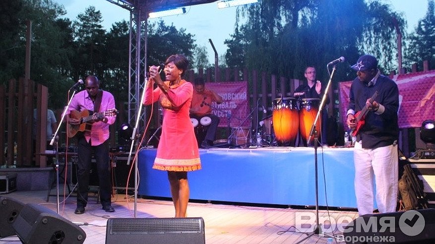 Главная картинка новости: В Воронеже Марлен Дорсена рассказала, почему важно делиться только положительными эмоциями