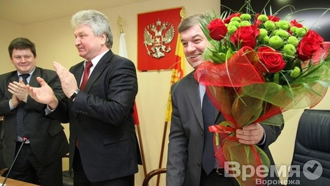 Главная картинка новости: Владимиру Ходыреву не дают покоя лавры Леонида Зенищева?