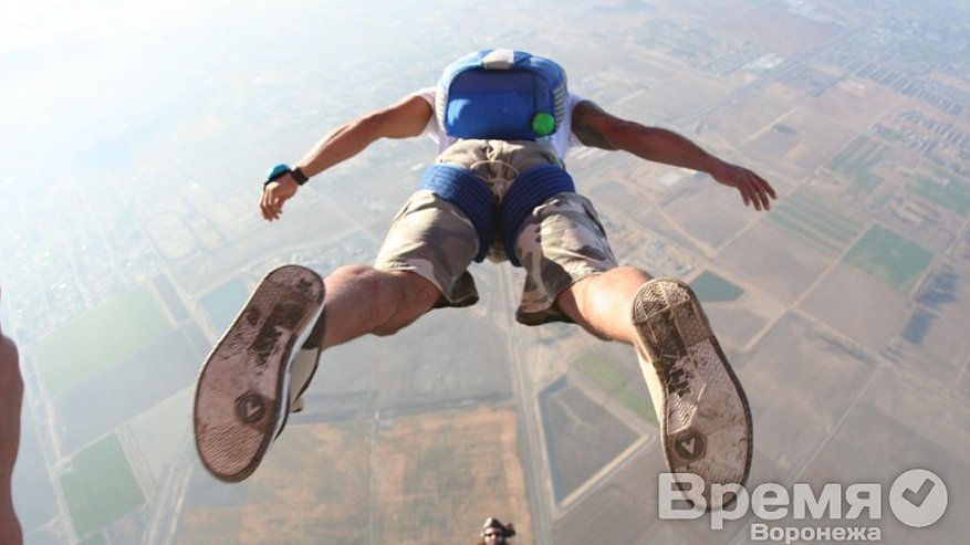 Главная картинка новости: В день города над Воронежем парашютист взвеет флаг
