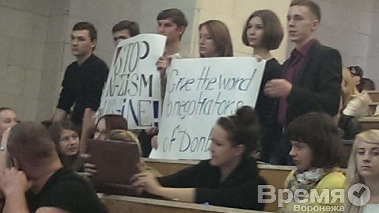 Главная картинка новости: Профессора журналистики из США на журфаке в Воронеже встретили фотографиями убитых людей