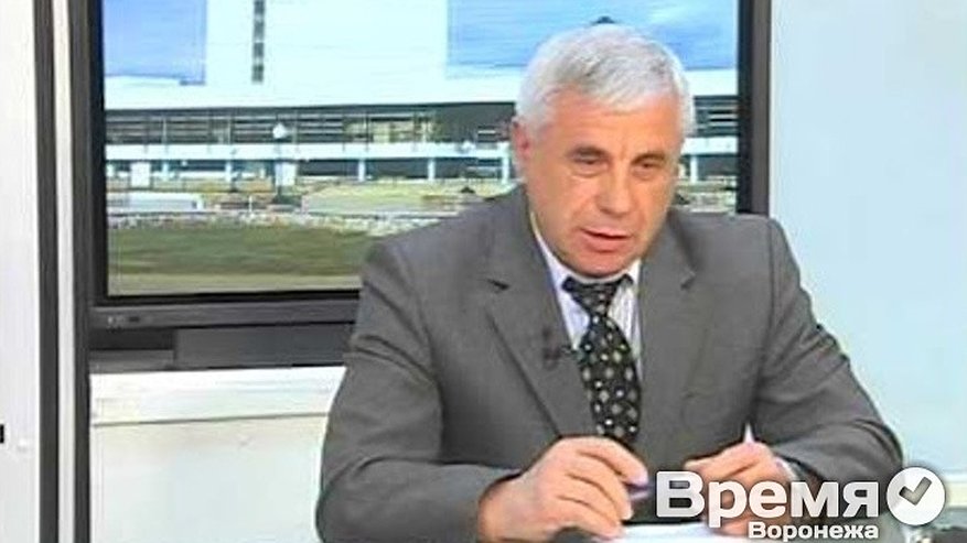 Главная картинка новости: Воронежский двор на месяц превратился в свалку