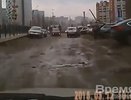 Воронежцы не могут проехать к своим домам из-за дыр и торчащих столбов на дороге