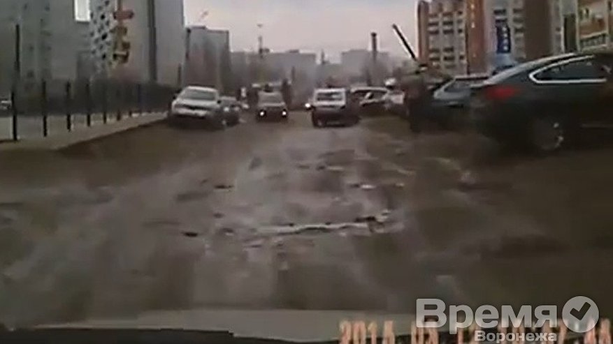 Главная картинка новости: Воронежцы не могут проехать к своим домам из-за дыр и торчащих столбов на дороге