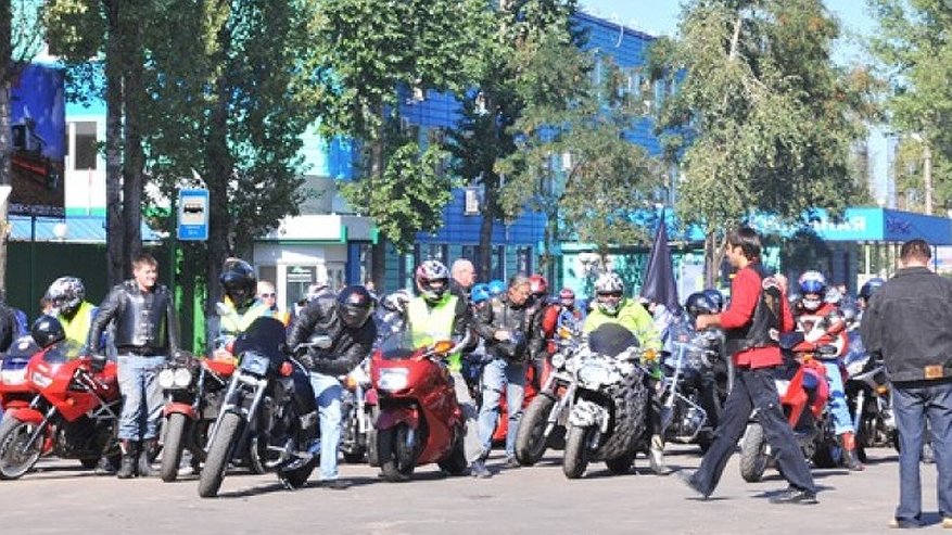 Главная картинка новости: Воронежские полицейские устроили ночные гонки с байкерами