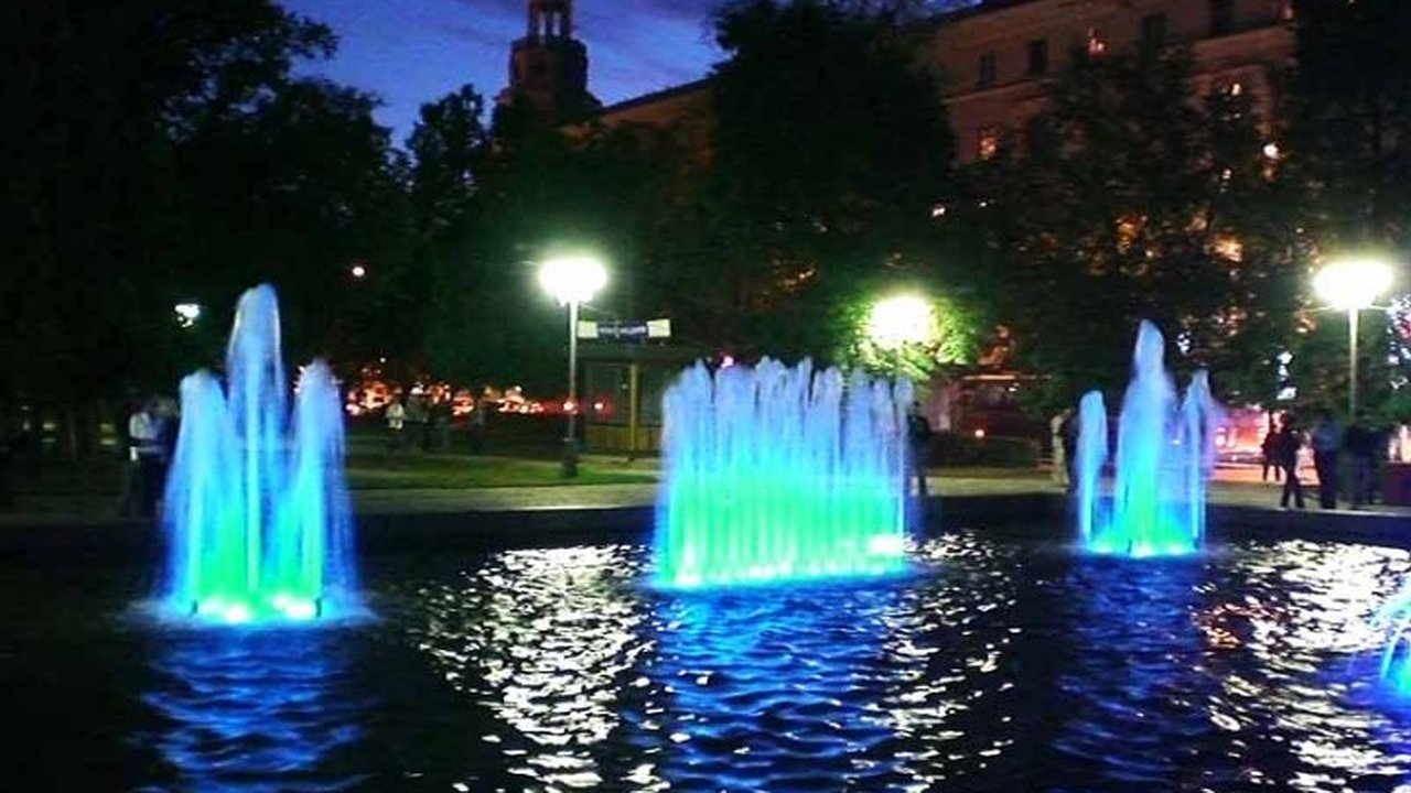 Главная картинка новости: Главный фонтан Воронежа перешел на ежедневную светомузыку