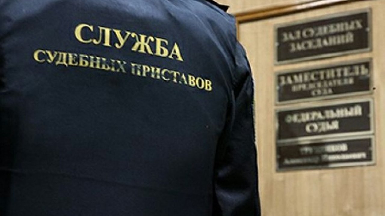 Главная картинка новости: Судебные приставы начали трясти долги с воронежцев, выезжающих за границу