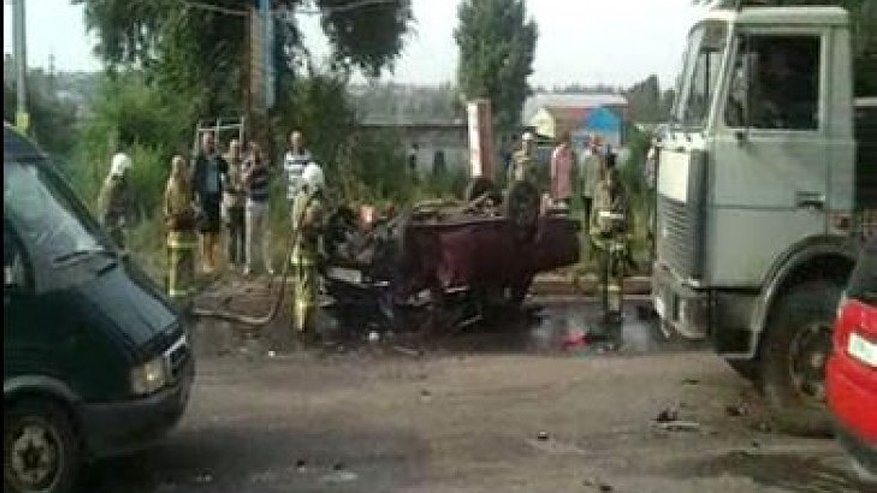 Главная картинка новости: В Воронеже в аварии на 45-й Стрелковой дивизии сгорели «Жигули»