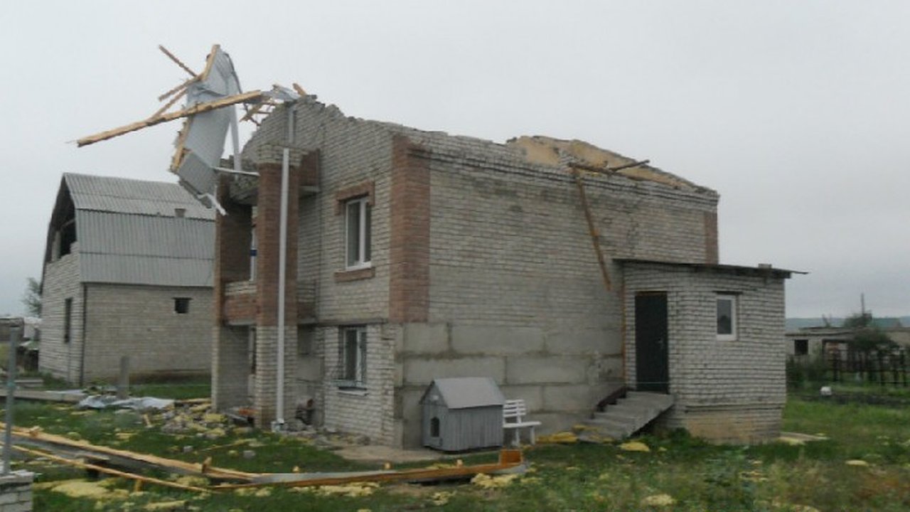 Главная картинка новости: В Воронеже ветер сорвал крыши с 26 домов