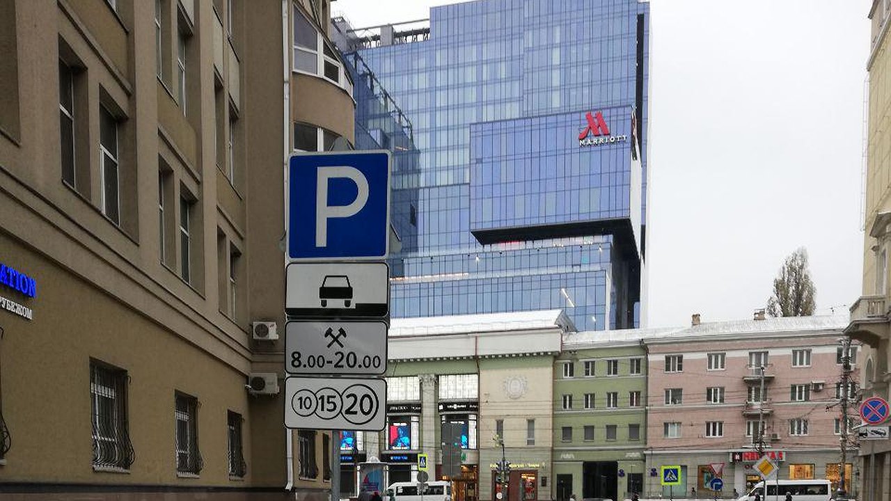 Главная картинка новости: В Воронеже приставы намерены работать с неплательщиками за парковку на фоне неоднозначности взимания штрафов