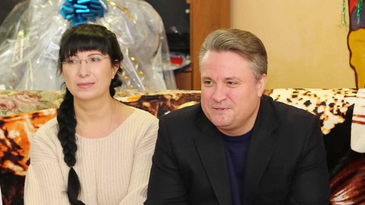 Главная картинка новости: Мэр Воронежа с супругой призвал занимающих «серьезные позиции» персон к благотворительности
