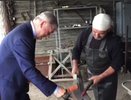 Воронежский губернатор Александр Гусев взялся за молот 