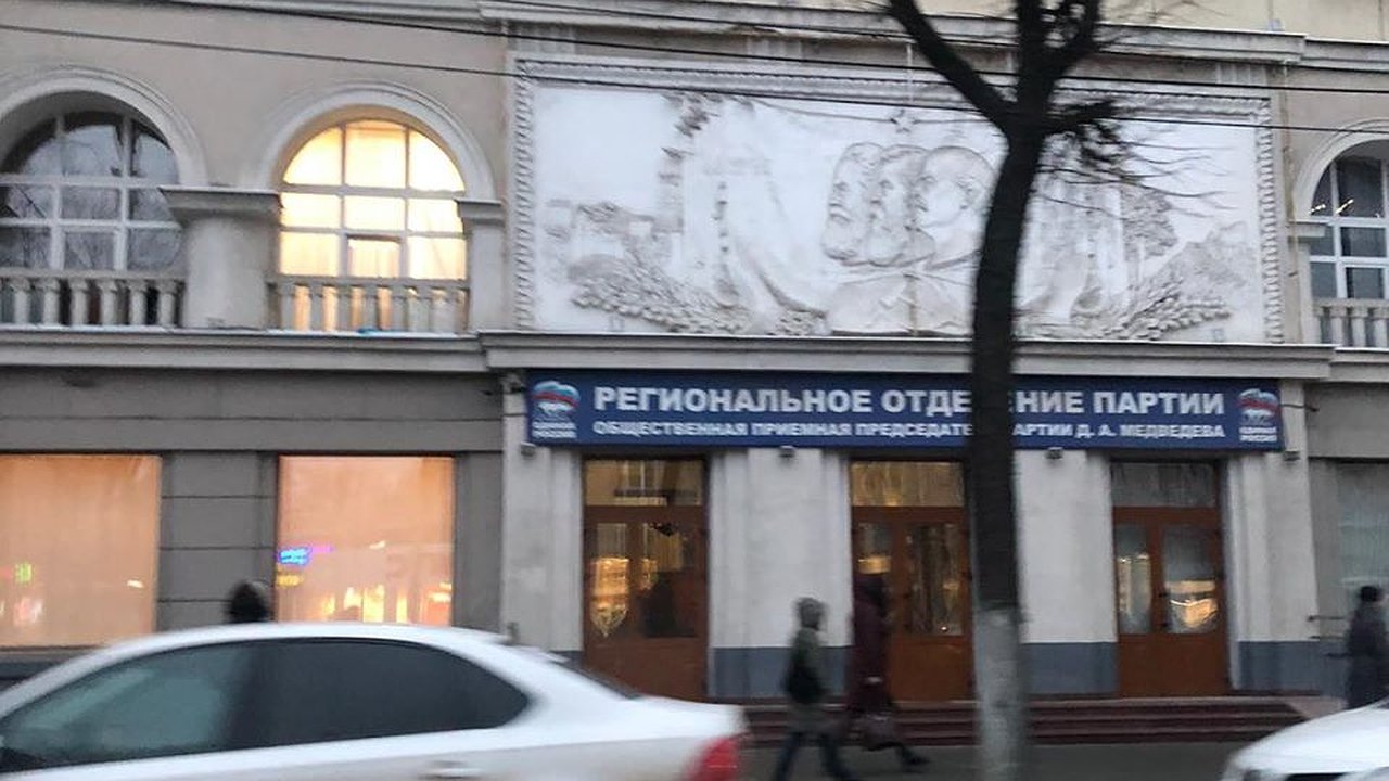 Главная картинка новости: В центре Воронежа сняли баннер с триколором 