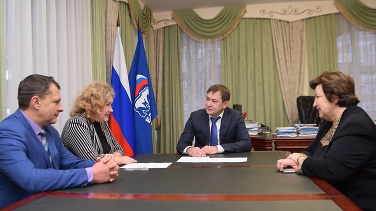 Главная картинка новости: Секретарь воронежского реготделения «Единой России» Владимир Нетесов провел личный прием граждан