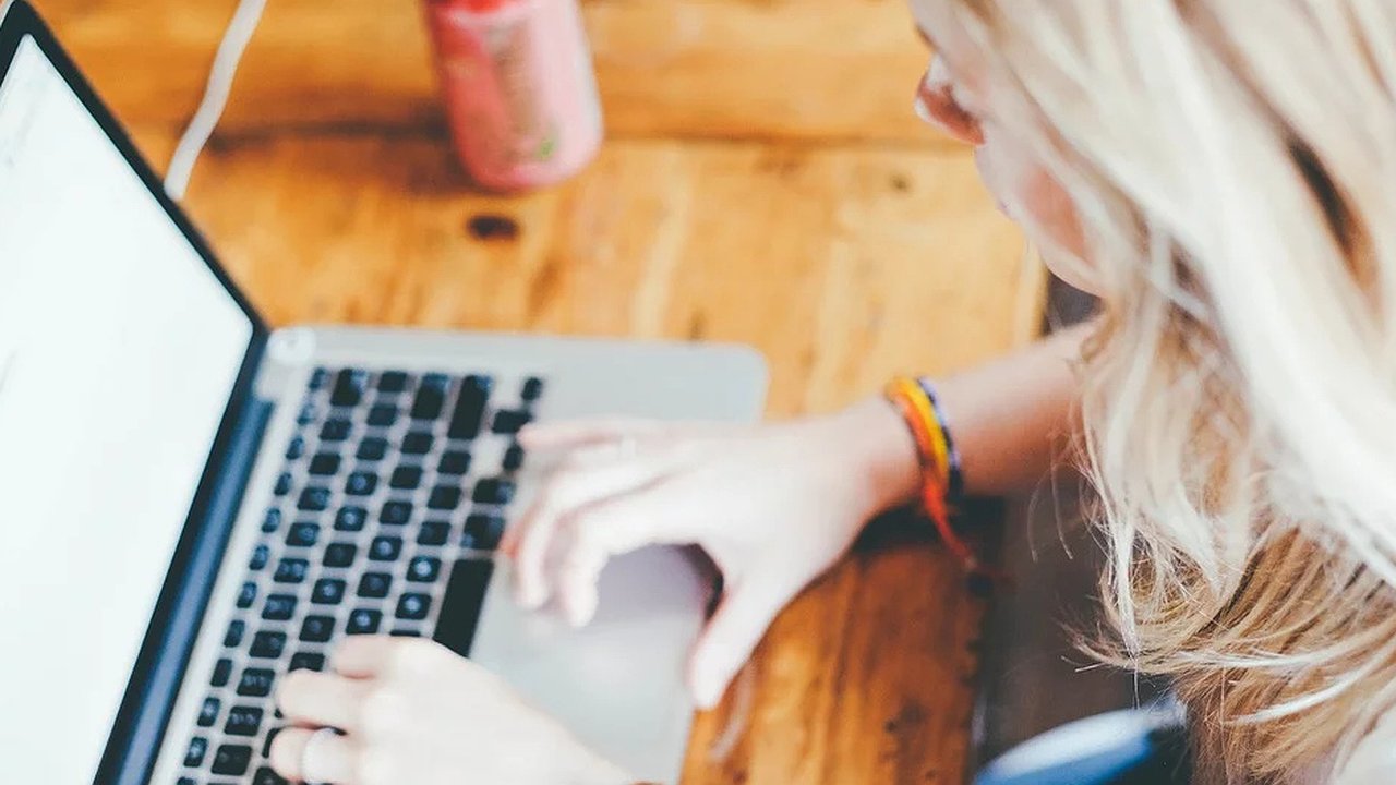 Главная картинка новости: 67% состоящих в браке россиян хотят вернуться с удаленки в офис