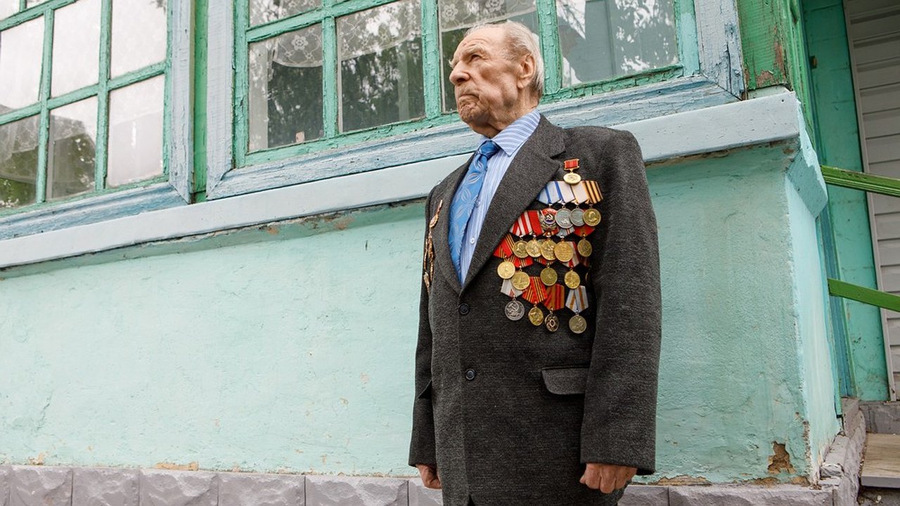 Главная картинка новости: Владимир Нетесов в преддверии Дня Победы поздравил воронежского ветерана