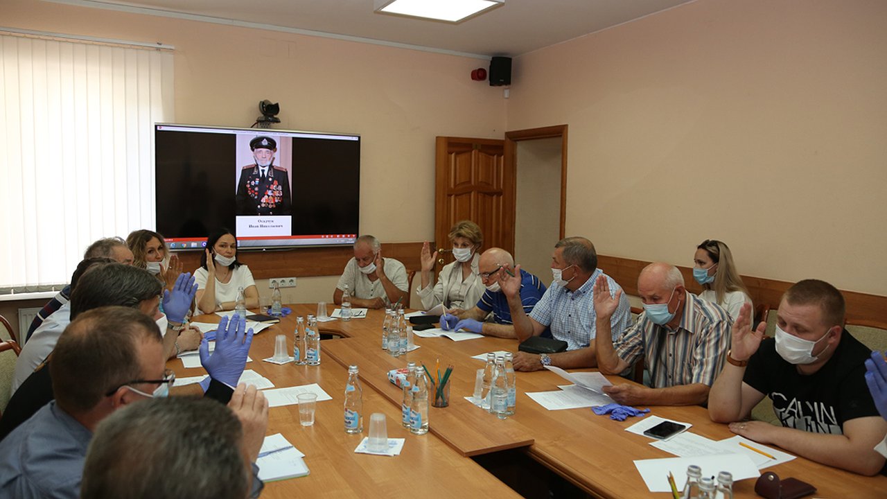 Главная картинка новости: Звание почетного гражданина Воронежа могут получить ветеран войны и медик