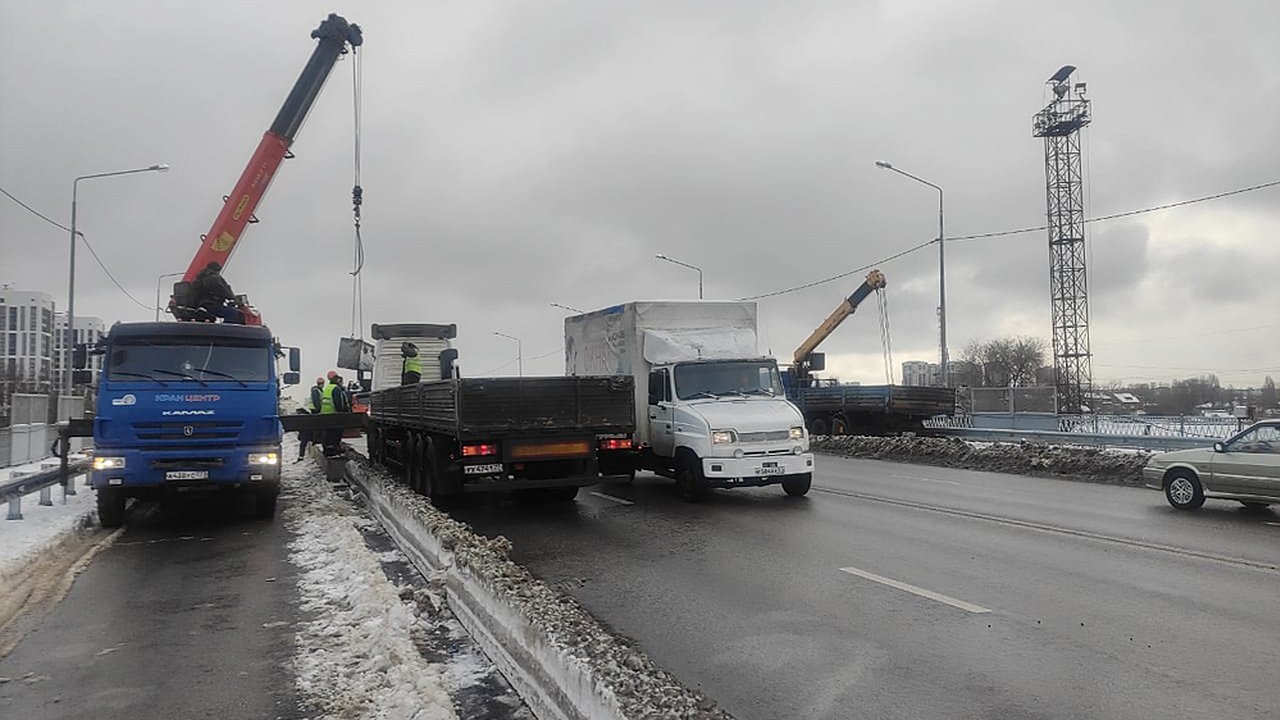 Главная картинка новости: В Воронеже на путепроводе 9 Января запустили движение по всем полосам
